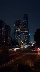 4K竖屏实拍腾讯大厦夜景穿梭车流视频的预览图